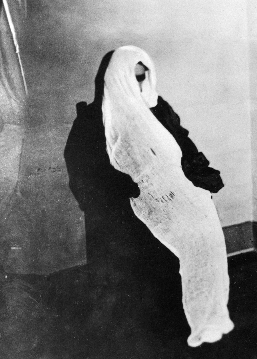 Helen Duncan thực hành nghi thức gọi hồn.