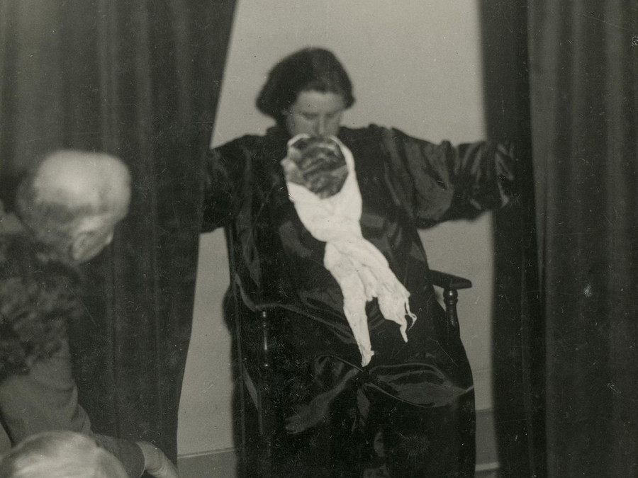 Chất lạ màu trắng thoát ra từ miệng Helen khi bà gọi hồn.