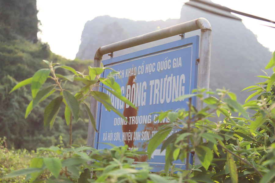 Biển chỉ dẫn vào di tích khảo cổ học quốc gia hang Đồng Trương. Ảnh: Phạm Tâm.