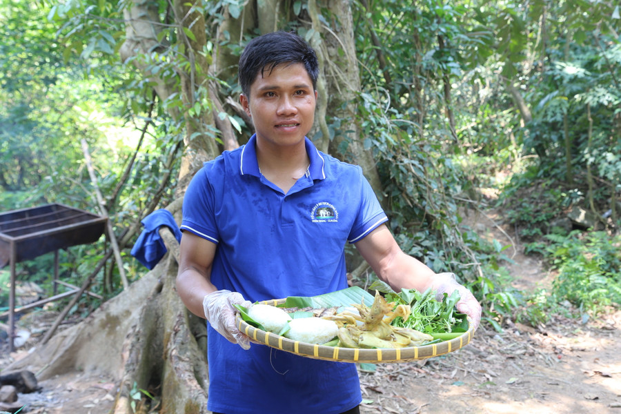 Đến tham quan tại thác Tà Puồng, khách được phục vụ các món ẩm thực của đồng bào Vân Kiều.