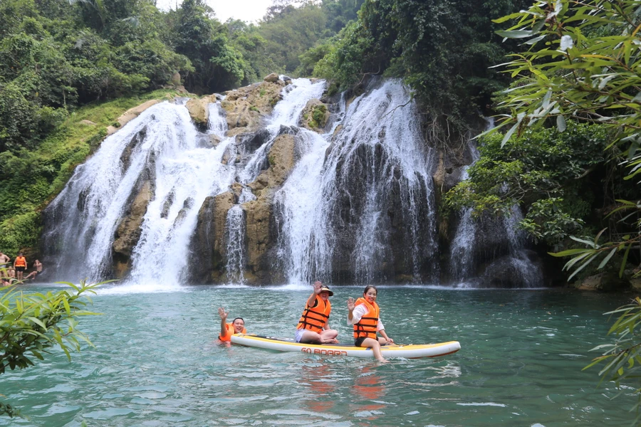 Du khách tham quan và tắm tại thác Tà Puồng.