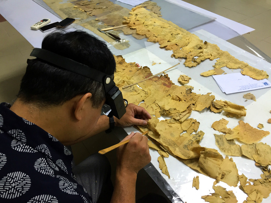 Mất 3 năm 3 tháng, các chuyên gia của Trung tâm Lưu trữ quốc gia I mới hoàn thành việc bóc tách và khôi phục 6 đạo sắc phong.