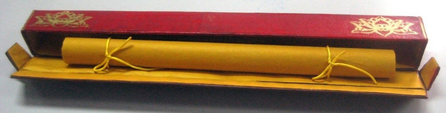 Hộp bảo quản sắc phong do Trung tâm Lưu trữ quốc gia I thiết kế có chất liệu bìa ép bọc giấy dó quét nhựa của cây cậy.