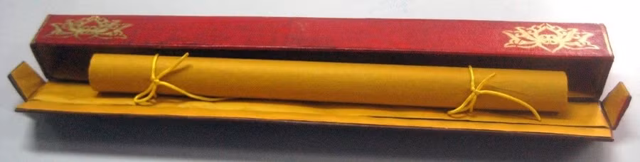 Hộp bảo quản sắc phong do Trung tâm Lưu trữ quốc gia I thiết kế có chất liệu bìa ép bọc giấy dó quét nhựa của cây cậy.