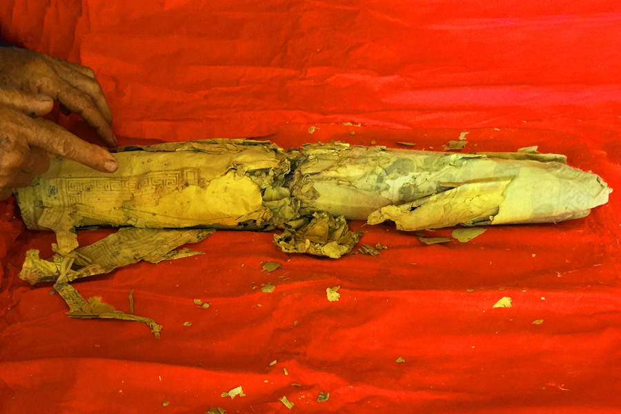 Cuộn 6 sắc phong của đình Thần Mỹ Thọ (Cao Lãnh, Đồng Tháp) trong tình trạng hư hỏng nặng.