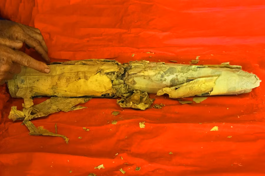 Cuộn 6 sắc phong của đình Thần Mỹ Thọ (Cao Lãnh, Đồng Tháp) trong tình trạng hư hỏng nặng.