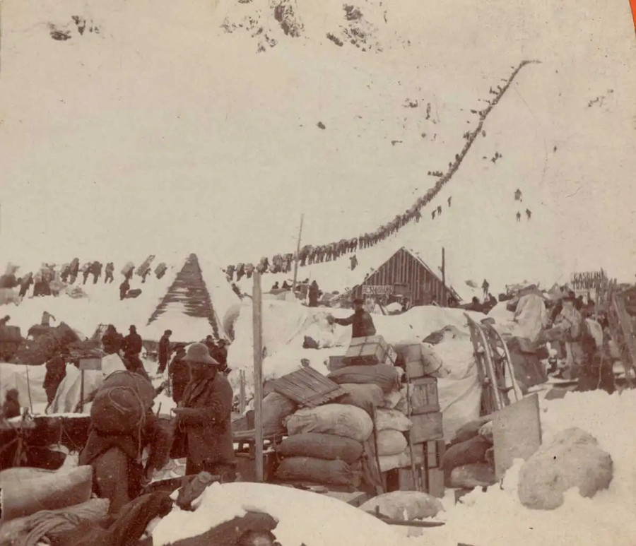 Khoảng 100.000 người đã tới Klondike trong cơn sốt vàng. Ảnh: Thecollector.com