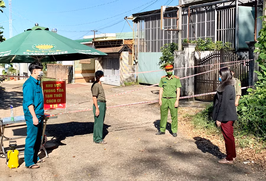 Lãnh đạo UBND phường Trà Bá (TP. Pleiku) kiểm tra chốt kiểm soát phòng-chống dịch tại hẻm 318 Trường Chinh. Ảnh: Như Nguyện.