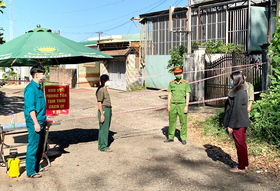 Lãnh đạo UBND phường Trà Bá (TP. Pleiku) kiểm tra chốt kiểm soát phòng-chống dịch tại hẻm 318 Trường Chinh. Ảnh: Như Nguyện.