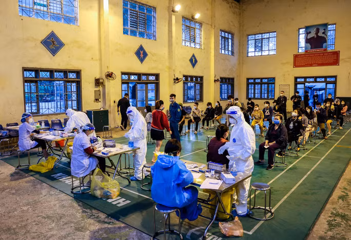 Lấy mẫu xét nghiệm Covid-19 ở xã Ninh Hiệp (huyện Gia Lâm), nơi là ổ dịch phức tạp của Hà Nội với hàng chục ca mắc. Ảnh: Ngô Nhung.