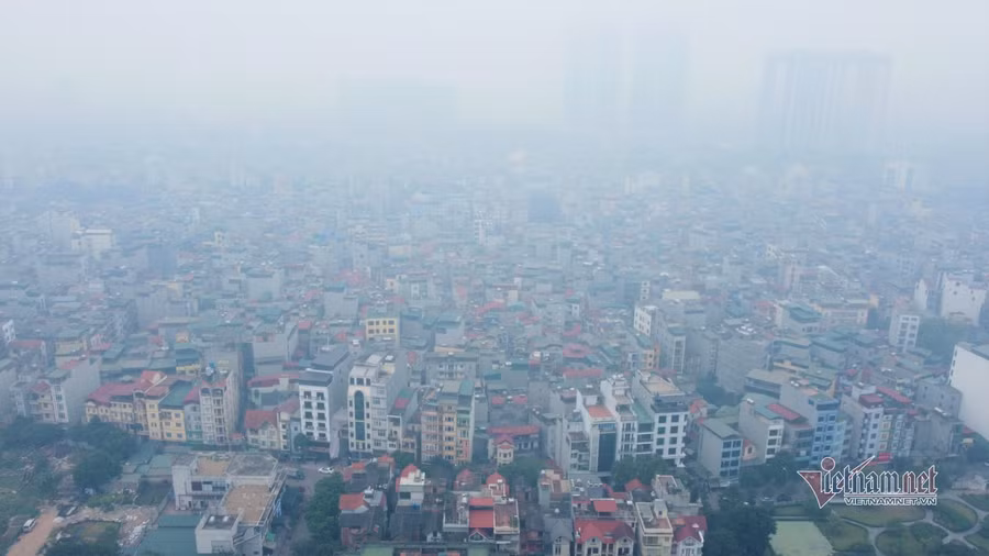 Kèm với sương mù, mưa phùn là khói bụi khiến bầu không khí đặc quánh. Các chuyên gia cho rằng, đợt ô nhiễm không khí ở Hà Nội xảy ra do bụi bẩn không thể khuếch tán lên cao khi không khí lạnh suy yếu. Tình trạng này có thể kéo dài nhiều ngày. Ảnh: VNN.