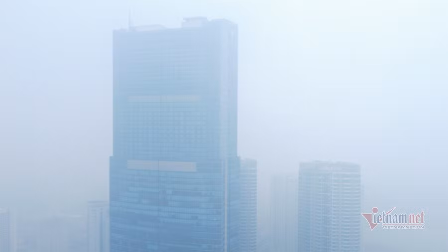 Tòa tháp Keangnam trên đường Phạm Hùng (quận Nam Từ Liêm) mù mịt trong sương, mưa phùn. Ảnh: VNN.