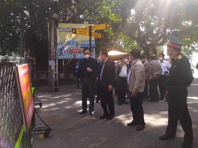 Chủ tịch UBND TP Hà Nội kiểm tra công tác phòng chống dịch tại thôn 7, xã Ninh Hiệp, huyện Gia Lâm. Ảnh: SYT.