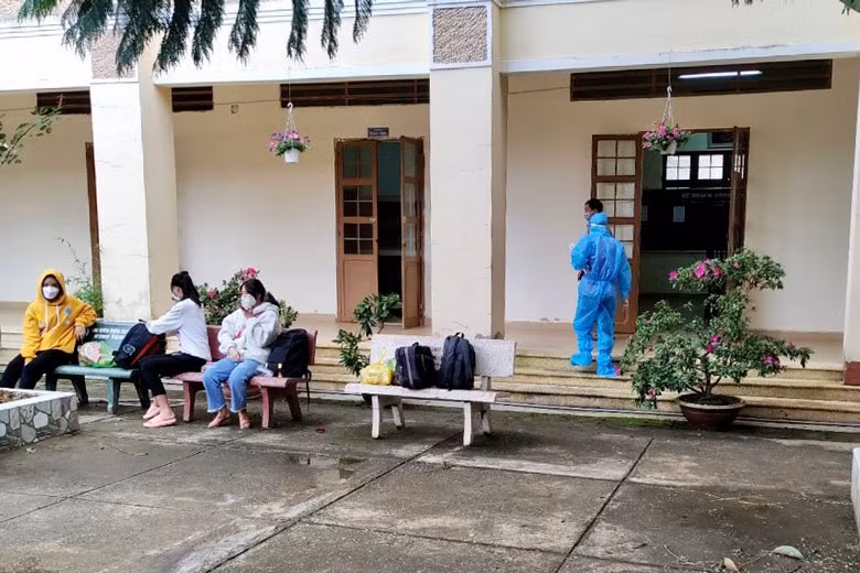 Triển khai các biện pháp phòng chống dịch tại Lạc Dương. Ảnh: Báo Lâm Đồng.