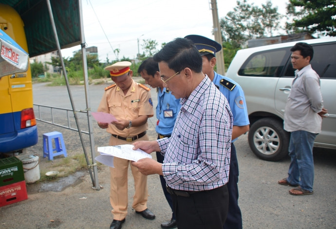 Giám đốc Sở GTVT Vĩnh Long Trần Hoàng Tựu (áo sọc ca rô) trực tiếp đến trạm cân chỉ đạo xử lý xe 3