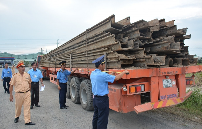 Lực lượng chức năng kiểm tra kích thước xe vi phạm xe 2