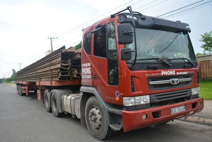 Tài xế xe chở quá tải quá khổ bỏ xe "trốn" trong khu công nghiệp Hòa Phú (Vĩnh Long) xe 1