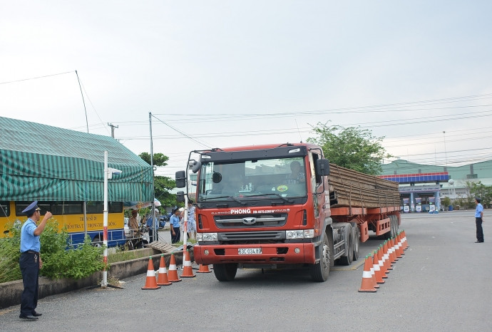 Sau gần 20 tiếng đồng hồ chiếc xe vi phạm mới đưa được xe vi phạm về trạm cân xe 4