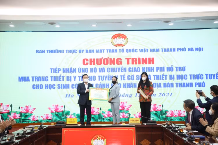 Phó Chủ tịch UBND TP Hà Nội Chử Xuân Dũng tiếp nhận hỗ trợ thiết bị học tập cho học sinh khó khăn.