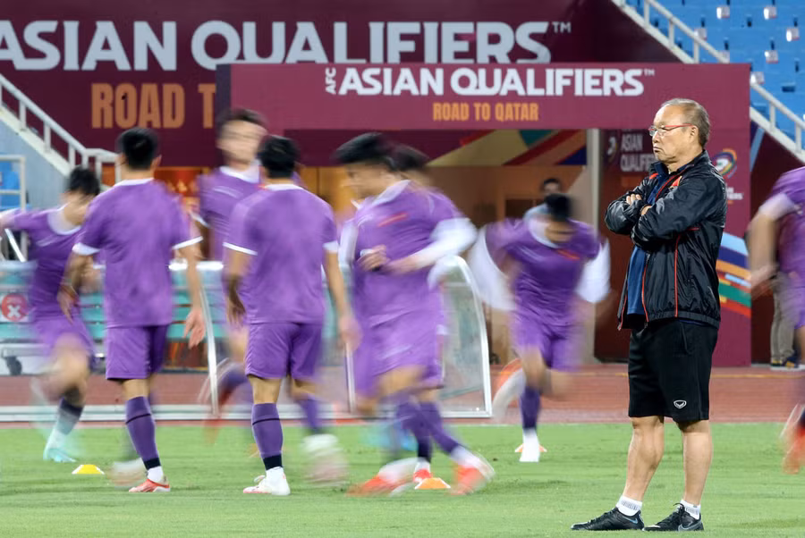 Thầy Park vẻ mặt trầm ngâm do đang chịu áp lực sau 4 trận thua liên tiếp.