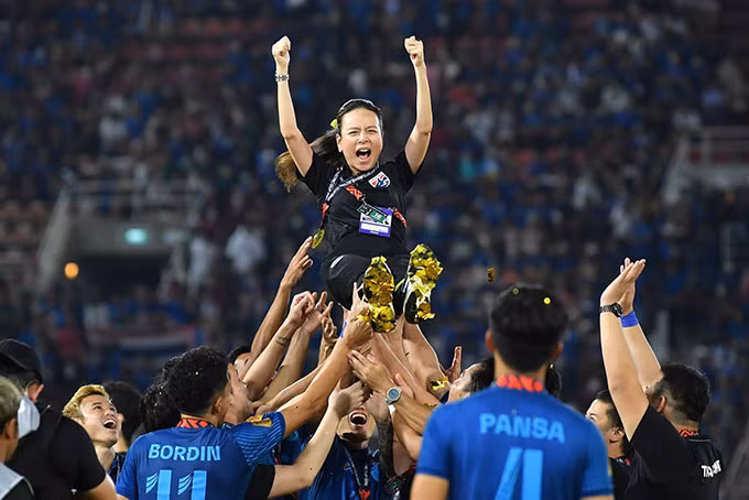 Tỉ phú Madam Pang được cầu thủ Thái Lan khi đội nhà vô địch AFF Cup 2022.
