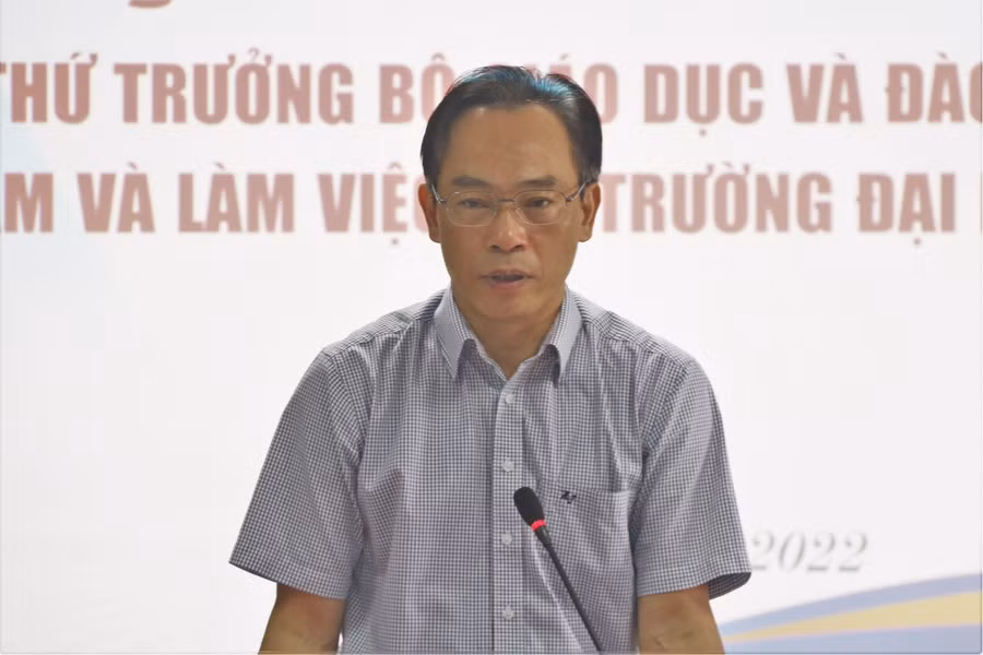 Thứ trưởng Hoàng Minh Sơn kết luận, chỉ đạo những việc Trường Đại học Hà Tĩnh cần làm trong thời gian tới để tháo gỡ khó khăn, đặc biệt là công tác tuyển sinh.