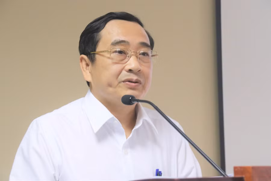 Ông Đoàn Hoài Sơn - Hiệu trưởng Trường Đại học Hà Tĩnh báo cáo một số thành tựu đạt được, tồn tại, hạn chế và định hướng trong thời gian tới tại buổi làm việc.