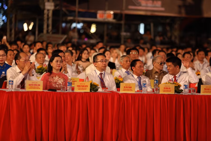 Về phía tỉnh Hà Tĩnh có Bí thư Tỉnh ủy Hoàng Trung Dũng; Phó Bí thư Thường trực Tỉnh ủy Trần Thế Dũng; Chủ tịch UBND tỉnh Võ Trọng Hải; các lãnh đạo tỉnh qua các thời kỳ; lão thành cách mạng, Mẹ Việt Nam Anh hùng, Anh hùng Lực lượng vũ trang nhân dân...