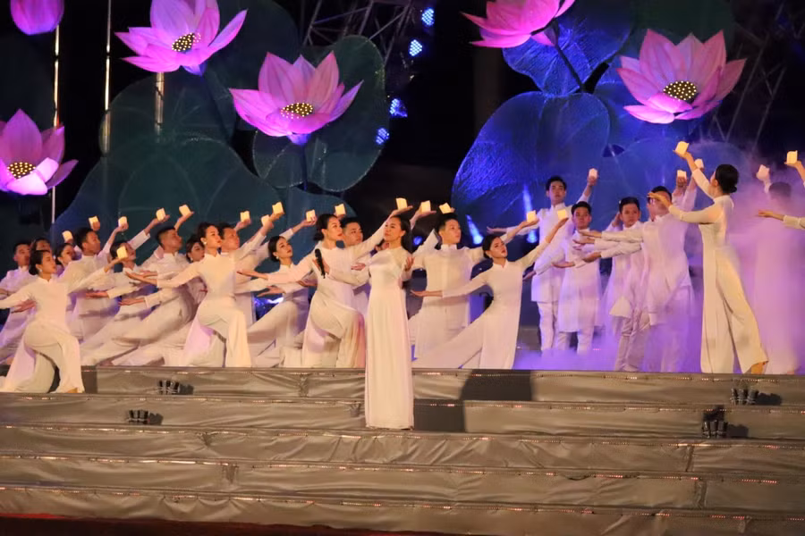 Các tiết mục văn nghệ đặc sắc, ấn tượng tại Lễ kỷ niệm.