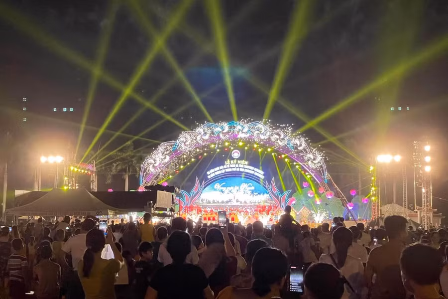 Quảng trường TP Hà Tĩnh chật kín người.