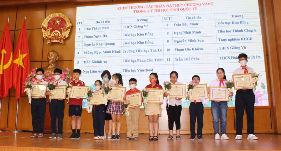 Quận Ba Đình trao bằng khen cho học sinh đạt thành tích cao