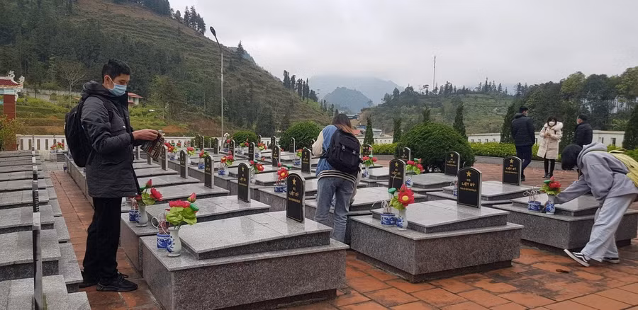 Học sinh viếng nghĩa trang liệt sĩ