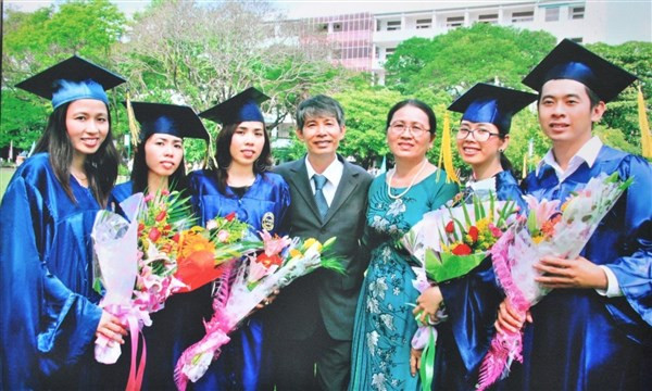 Con cháu dòng họ Đỗ (thị trấn Sa Rài, huyện Tân Hồng, Đồng Tháp) trong niềm vui ngày tốt nghiệp ĐH. Ảnh: GĐ cung cấp