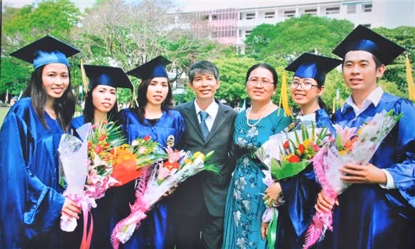 Con cháu dòng họ Đỗ (thị trấn Sa Rài, huyện Tân Hồng, Đồng Tháp) trong niềm vui ngày tốt nghiệp ĐH. Ảnh: GĐ cung cấp