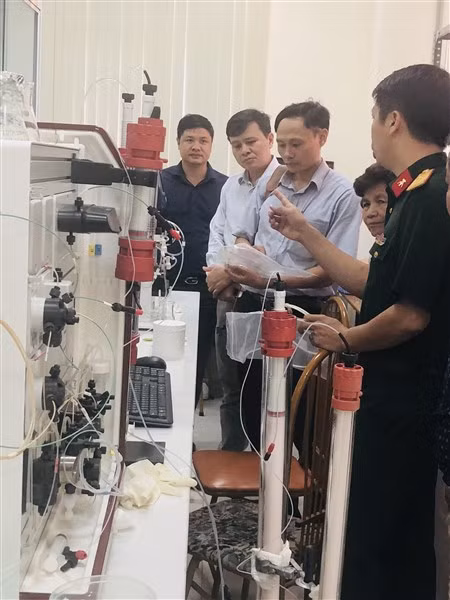 Thiếu tá, TS Phạm Kiên Cường giới thiệu ứng dụng công nghệ trong sản xuất thực phẩm chức năng.