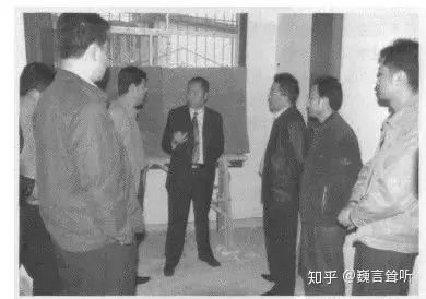 Đội điều tra thảo luận phương án tìm kiếm các nạn nhân mất tích. Đội điều tra thảo luận phương án tìm kiếm các nạn nhân mất tích.