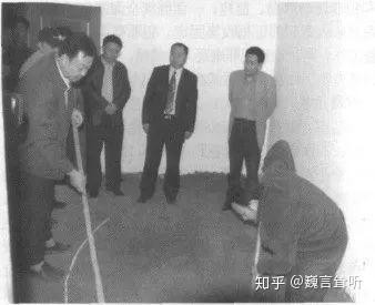 Cơ quan điều tra khai quật thi thể. Cơ quan điều tra khai quật thi thể.