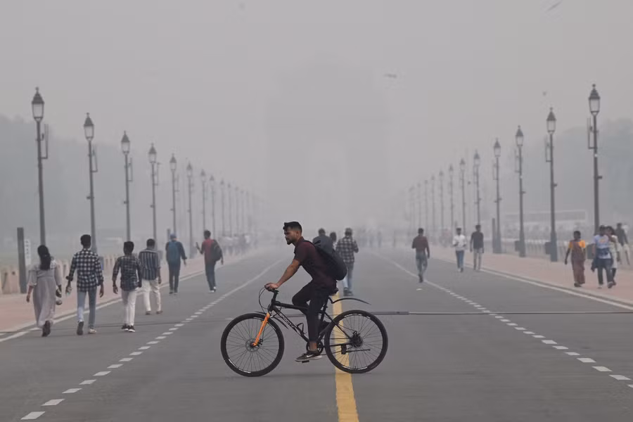 Sương mù bao phủ thủ đô New Delhi, Ấn Độ.