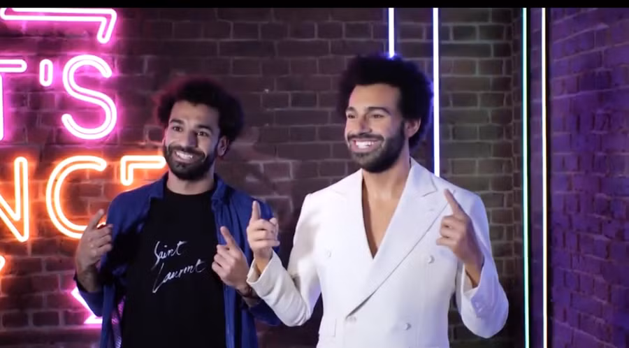 Salah thật "tươi cười" bên Salah giả.