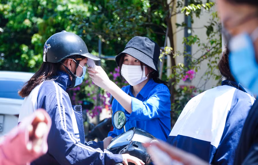 Các TS được đo thân nhiệt, phát khẩu trang mới ngay khi bước vào cổng.