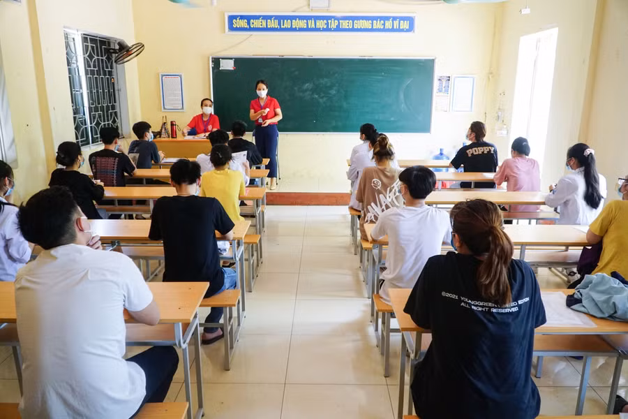 Các TS được đo thân nhiệt thêm, ghi vào sổ để tiện theo dõi.