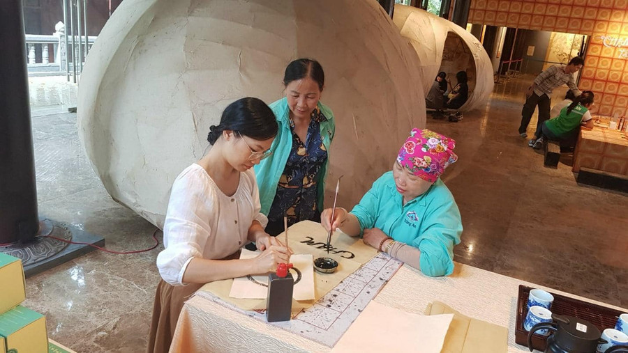 Du khách tham gia trải nghiệm văn hóa tại danh thắng Tràng An. Du khách tham gia trải nghiệm văn hóa tại danh thắng Tràng An.