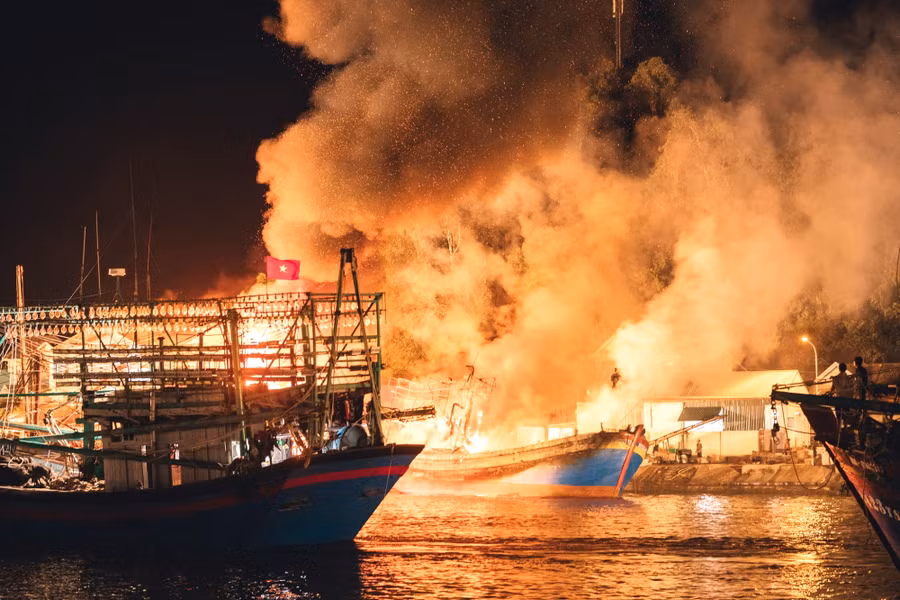 Hiện trường vụ cháy tại cảng Lạch Quèn đêm 28/7.