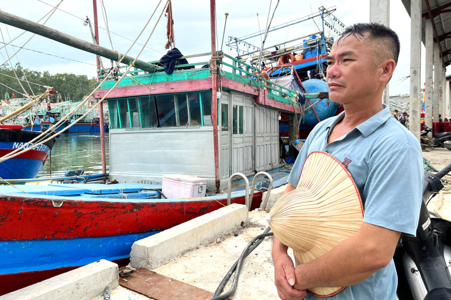 Ngư dân thất thần nhìn con tàu tiền tỉ là kế sinh nhai của gia đình bị cháy rụi. Ngư dân thất thần nhìn con tàu tiền tỉ là kế sinh nhai của gia đình bị cháy rụi.