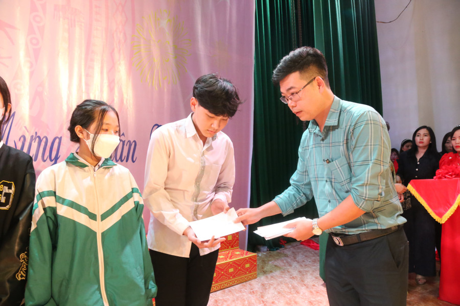 Những món quà góp phần giúp các em học sinh có cái Tết đầm ấm hơn, động viên các em nỗ lực vươn lên trong học tập.