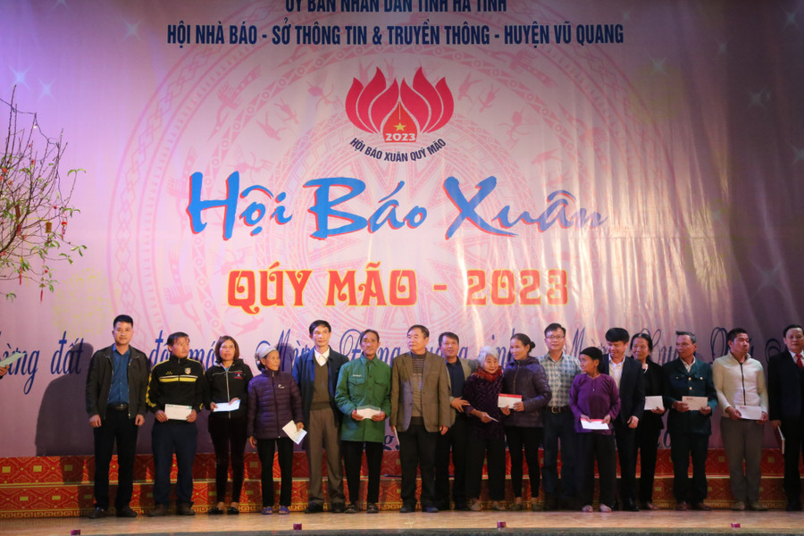 Việc huy động các nguồn lực hỗ trợ dân nghèo mỗi dịp Tết đến Xuân về thường xuyên được những người làm báo chú trọng,