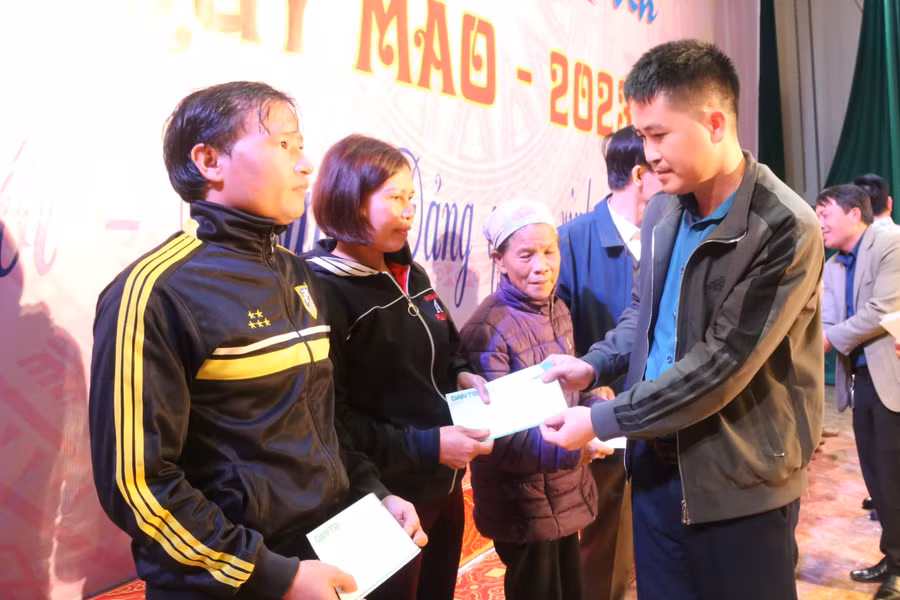 Tại Hội báo Xuân, các cơ quan thông tấn báo chí địa phương và Trung ương hoạt động trên địa bàn tỉnh, các nhà tài trợ đã trao 191 suất quà tết trị giá 95,5 triệu đồng cho các hộ có hoàn cảnh đặc biệt khó khăn, học sinh nghèo vượt khó học giỏi của huyện Vũ Quang.