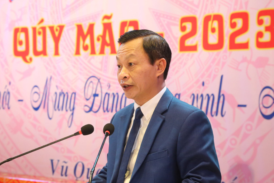 Ông Bùi Khắc Bằng - Chủ tịch UBND huyện Vũ Quang thông tin một số tình hình phát triển kinh tế xã hội của Vũ Quang và mong muốn tiếp tục nhận được sự quan tâm, đồng hành của các cơ quan thông tấn báo chí trong việc quảng bá hình ảnh của địa phương.