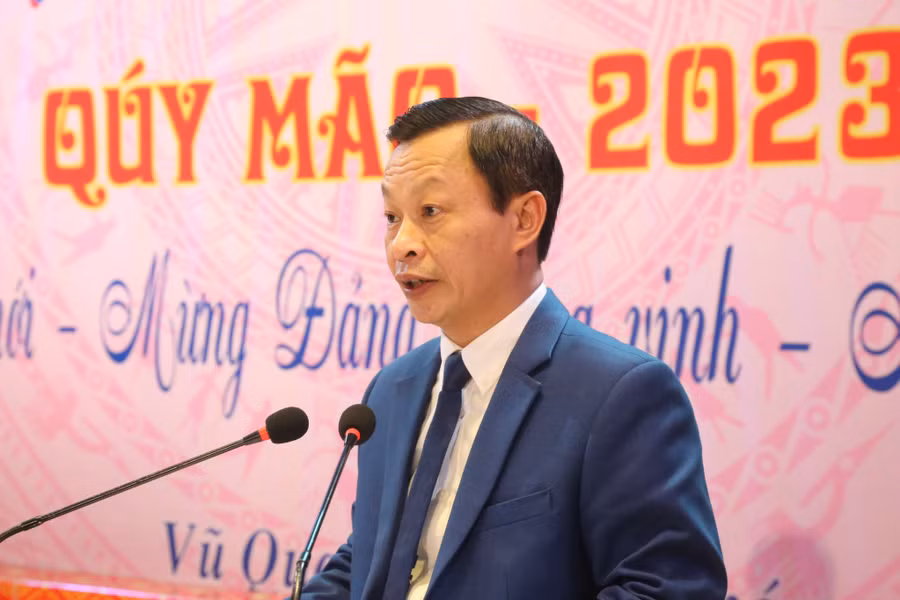 Ông Bùi Khắc Bằng - Chủ tịch UBND huyện Vũ Quang thông tin một số tình hình phát triển kinh tế xã hội của Vũ Quang và mong muốn tiếp tục nhận được sự quan tâm, đồng hành của các cơ quan thông tấn báo chí trong việc quảng bá hình ảnh của địa phương.