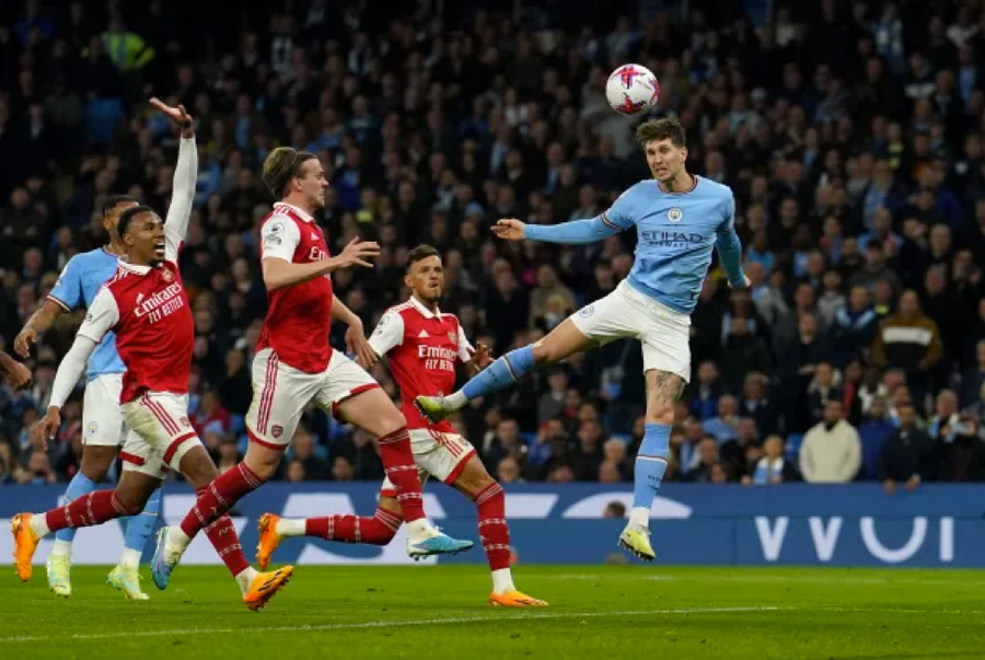 John Stones phá bẫy việt vị đánh đầu nâng tỷ số lên 2-0 cho đội chủ sân Etihad. John Stones phá bẫy việt vị đánh đầu nâng tỷ số lên 2-0 cho đội chủ sân Etihad.